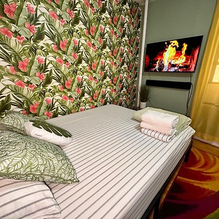 Tropical Comfort Room In Harlem Cozy Stay With Snacks & Style New York Exterior photo